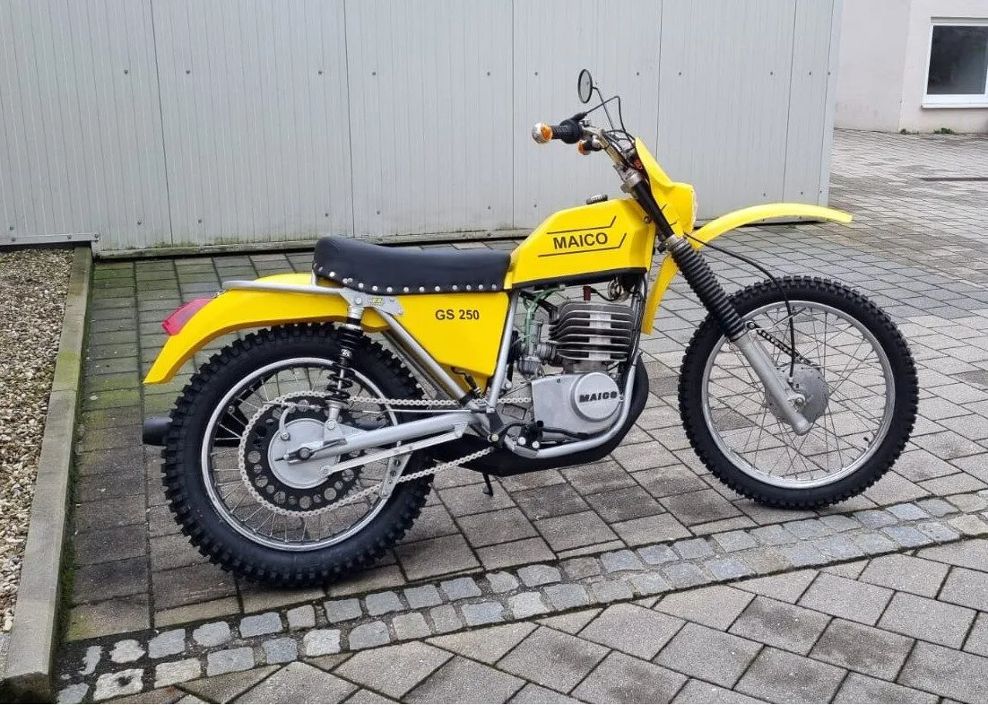 Eine gelbe Maico-Geländemaschine aus den Siebzigern.