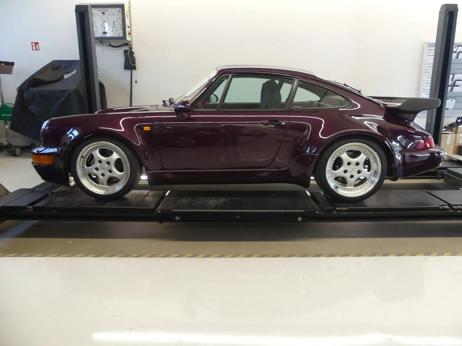 Ein klassischer Porsche 911 auf der Hebebühne.