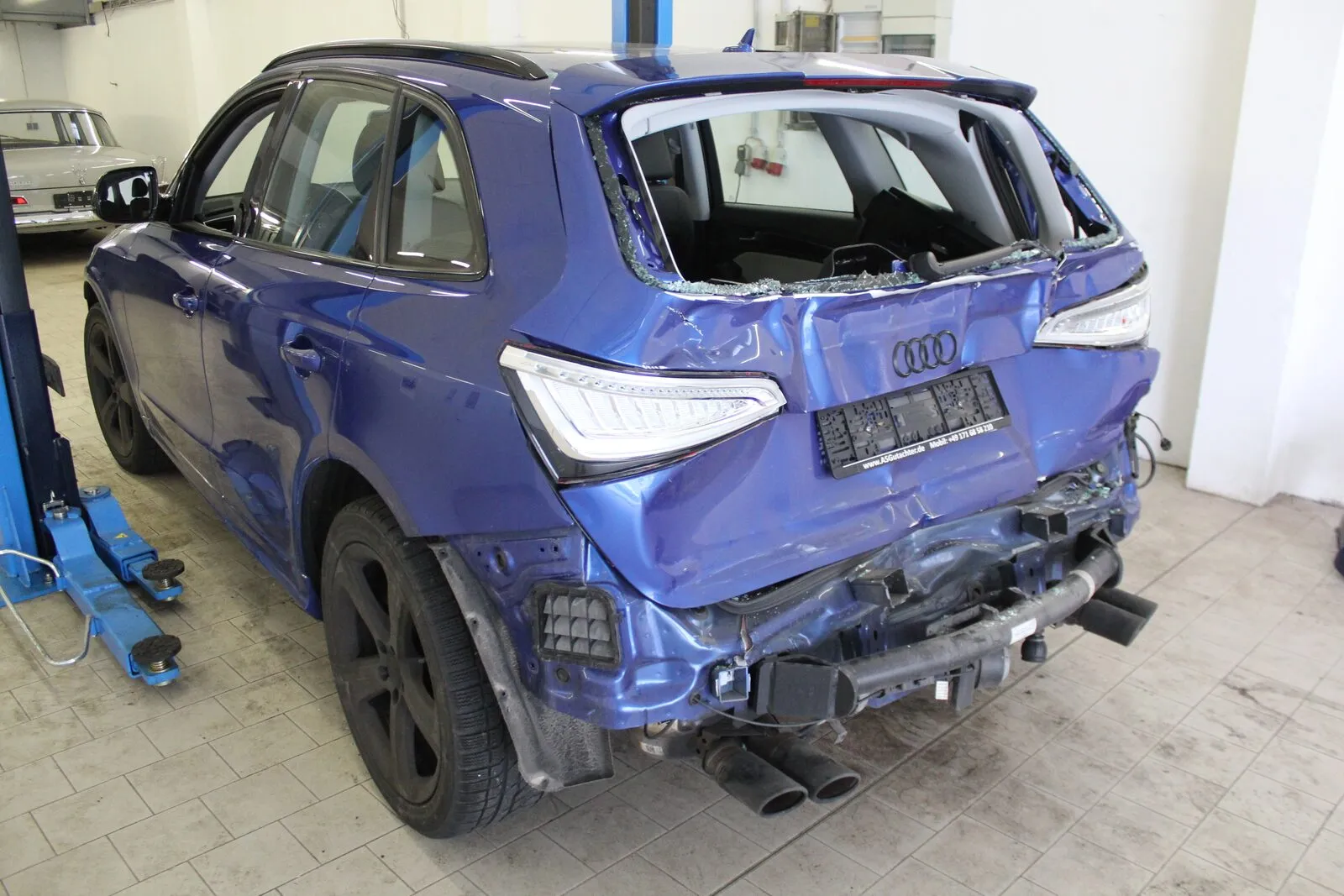 Heck eines Autos nach einem Auffahrunfall, stark eingedrückt.